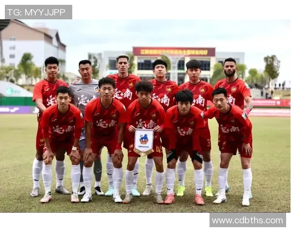 穿着足球球衣的球星们展现独特风格与场外魅力的完美融合 穿着足球球衣的球星们展现独特风格与场外魅力的完美融合